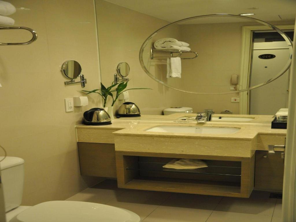 Jinjiang Metropolo Classiq Ymca People Square Hotel 4*
